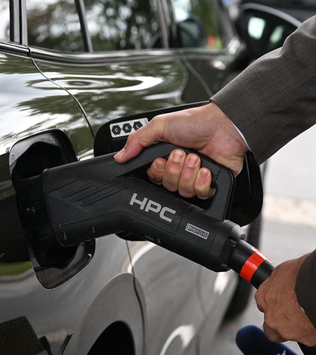 Mit birektionalem Laden wird das E-Auto zum Stromspeicher, doch das Erneuerbare-Energien-Gesetz bereitet Probleme.