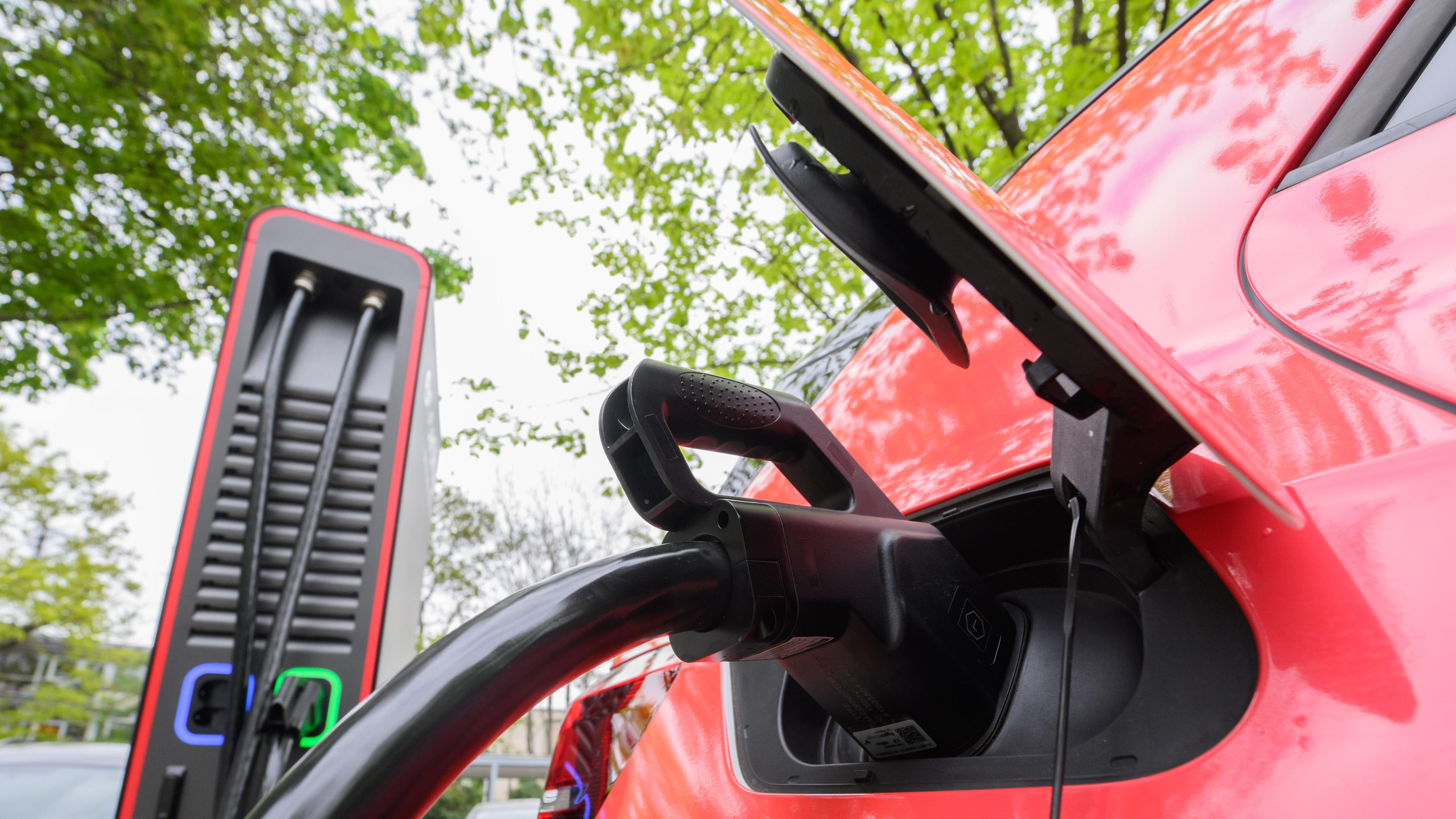 ARCHIV - 02.05.2022, Niedersachsen, Hannover: Ein Elektroauto lädt bei einem Pressetermin an einer neuen Schnellladesäule.