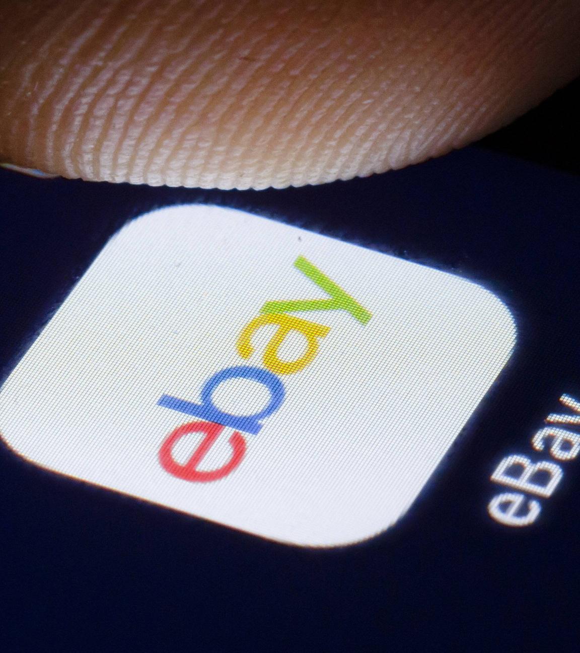 Symbolfoto: Das Logo von ebay wird auf einem Smartphone angezeigt