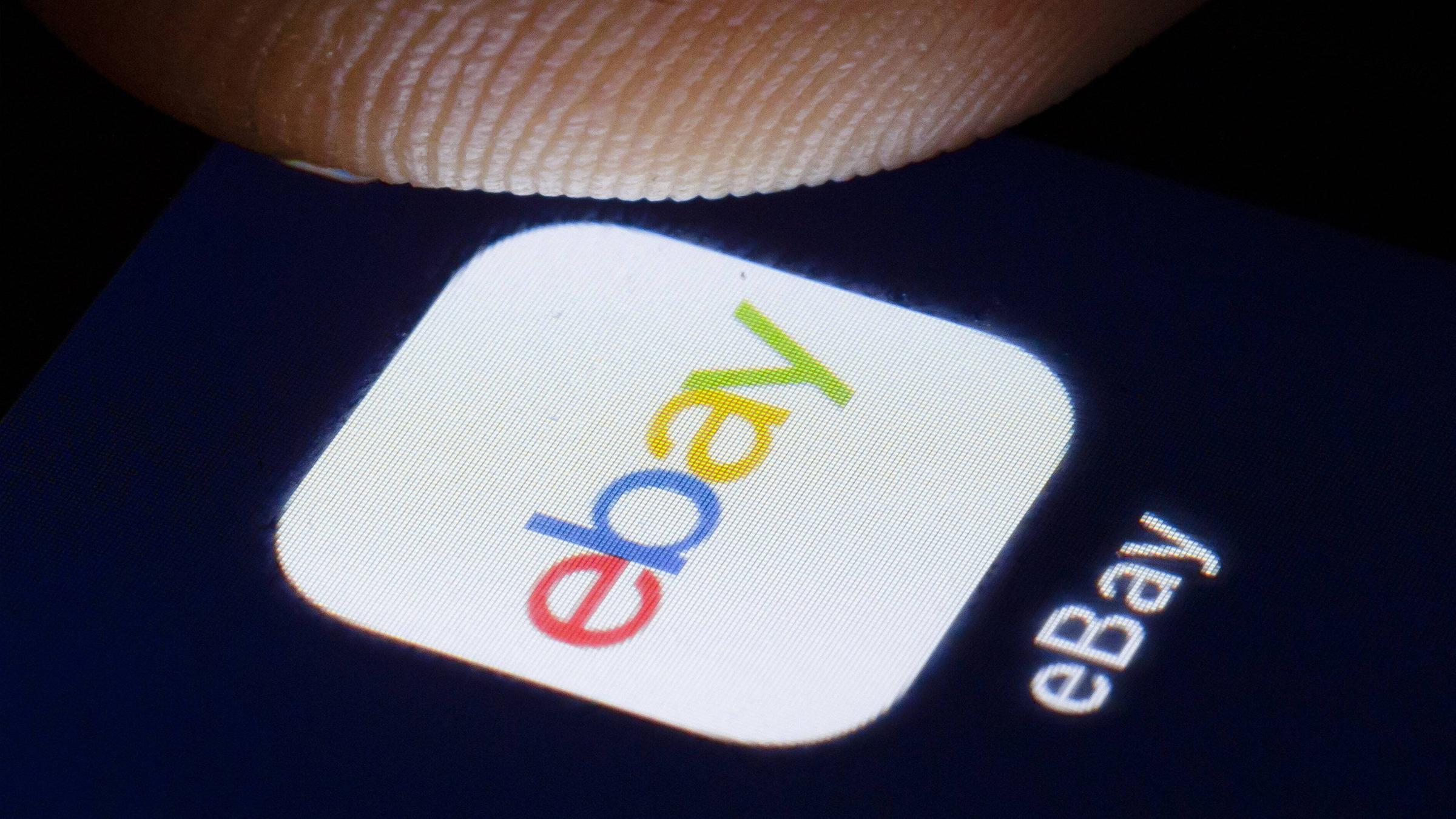 Symbolfoto: Das Logo von ebay wird auf einem Smartphone angezeigt
