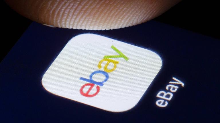 Symbolfoto: Das Logo von ebay wird auf einem Smartphone angezeigt