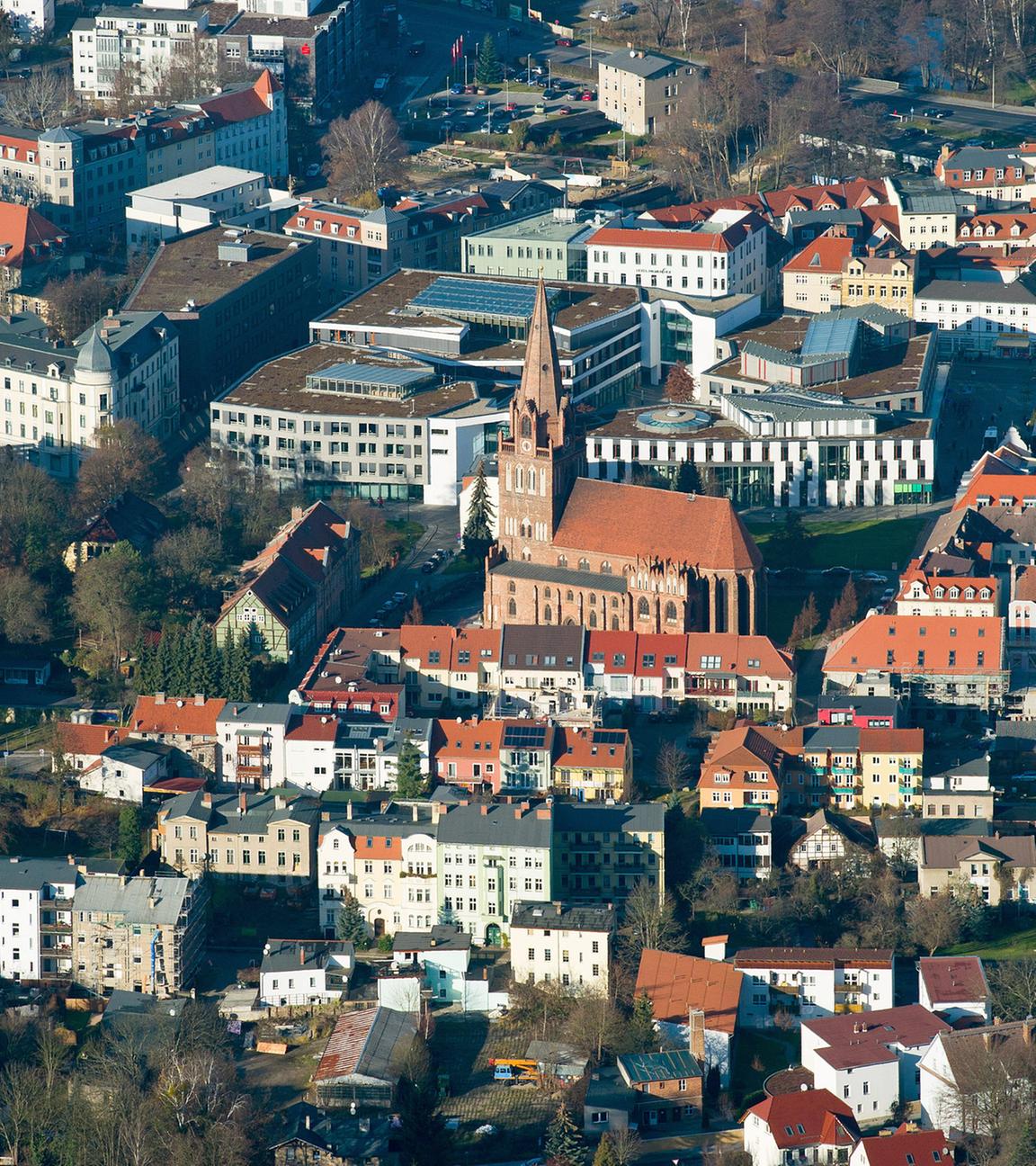 Blick aus einem Kleinflugzeug auf die brandenburgische Stadt Eberswalde (Barnim), in der Mitte die Maria Magdalenen Kirche.