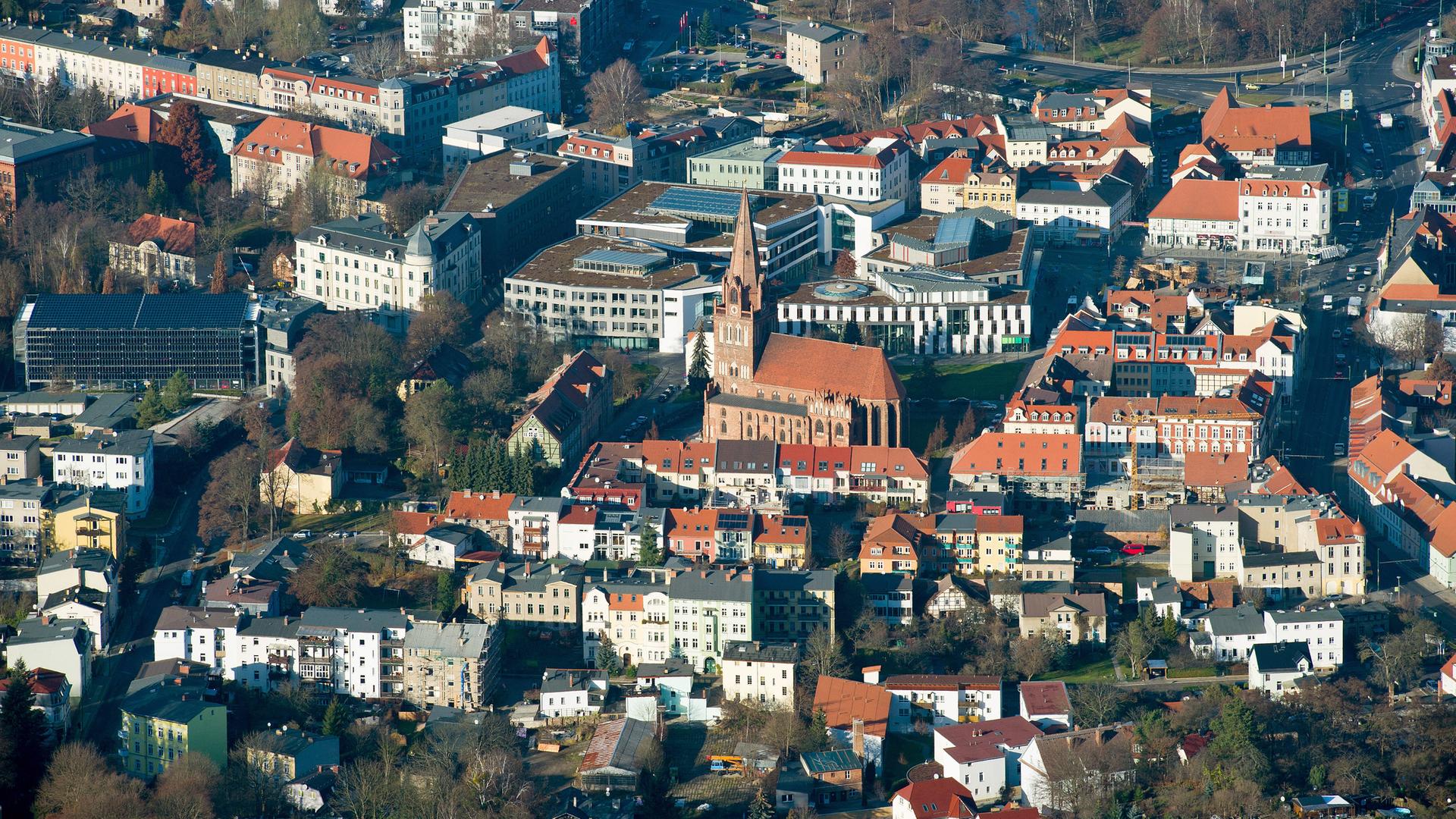Blick aus einem Kleinflugzeug auf die brandenburgische Stadt Eberswalde (Barnim), in der Mitte die Maria Magdalenen Kirche.