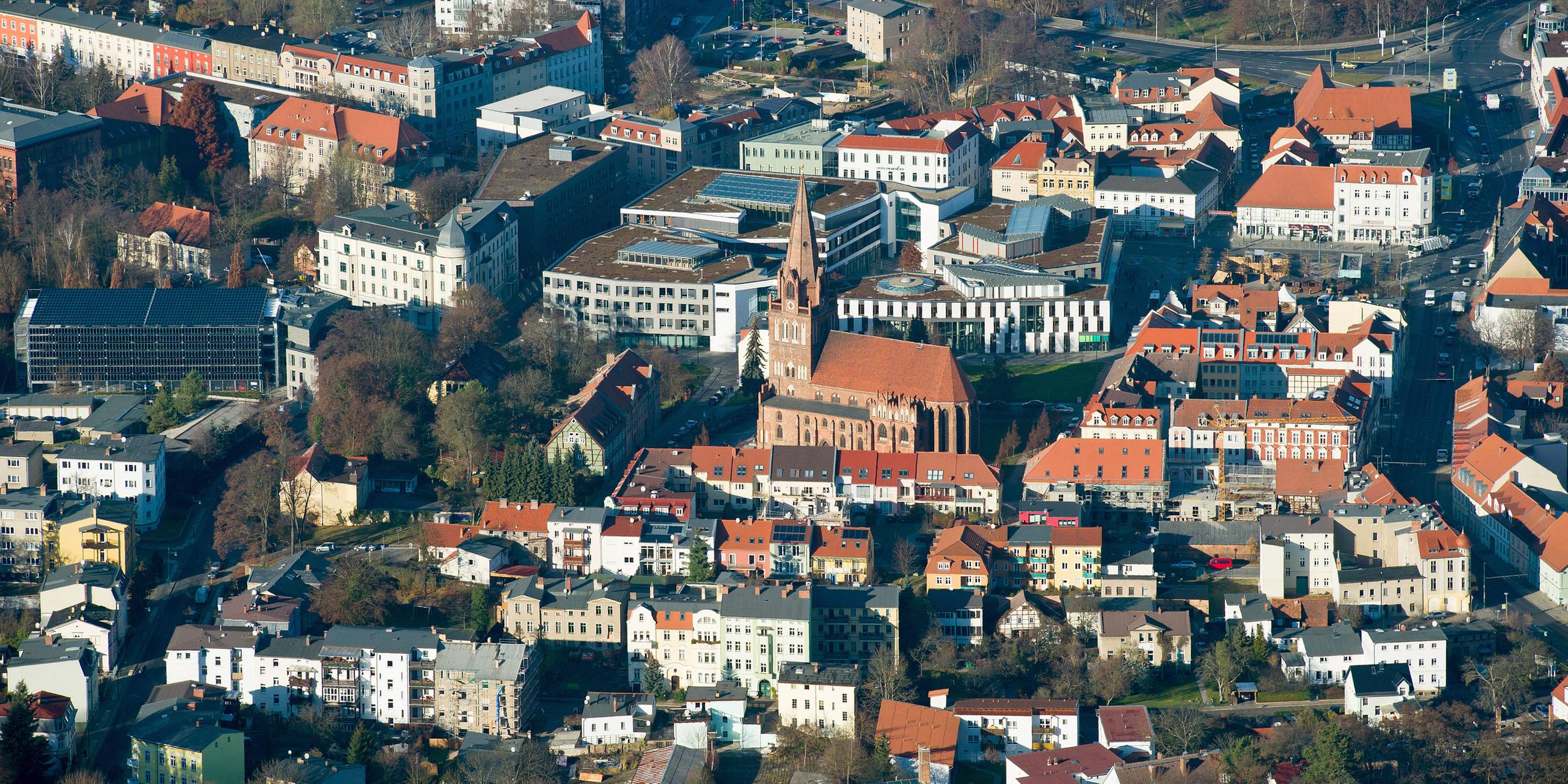 Blick aus einem Kleinflugzeug auf die brandenburgische Stadt Eberswalde (Barnim), in der Mitte die Maria Magdalenen Kirche.
