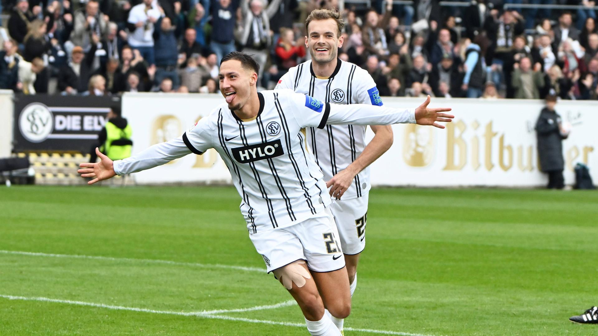 Younes Ebnoutalib von der SV Elversberg jubelt nach seinem Tor zum 3:0 gegen die SpVgg Greuther Fürth.