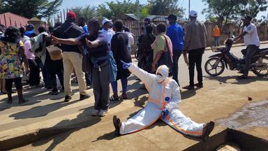 Gesundheitspersonal protestiert im Epizentrum des Ebola-Ausbruch im Osten des Kongos vor dem Büro des Provinzgouverneurs gegen ausstehende Löhne. 