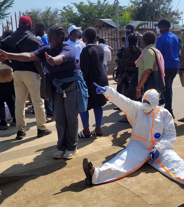 Gesundheitspersonal protestiert im Epizentrum des Ebola-Ausbruch im Osten des Kongos vor dem Büro des Provinzgouverneurs gegen ausstehende Löhne. 