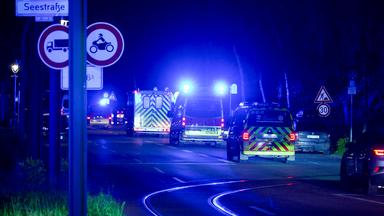 Ein Konvoi aus Polizei und Feuerwehrautos mit einem US-amerikanischen Ebola-Patienten aus dem Kongo kommt am Charite Campus Virchow Klinikum an