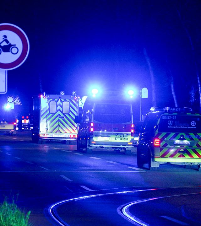 Ein Konvoi aus Polizei und Feuerwehrautos mit einem US-amerikanischen Ebola-Patienten aus dem Kongo kommt am Charite Campus Virchow Klinikum an