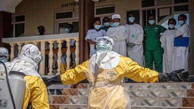 Gesundheitsmitarbeiter werden mit Desinfektionsmittel besprüht, aufgenommen am 25.05.2026 in in Bunia im Osten der Demokratischen Republik Kongo