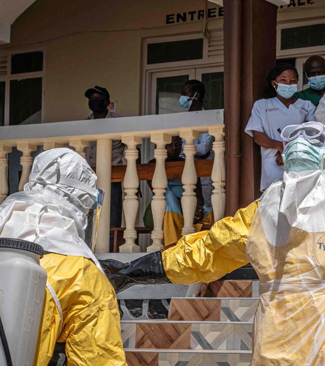 Gesundheitsmitarbeiter werden mit Desinfektionsmittel besprüht, aufgenommen am 25.05.2026 in in Bunia im Osten der Demokratischen Republik Kongo