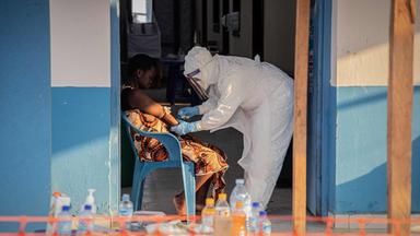 Eine medizinische Fachkraft entnimmt in der Demokratischen Republik Kongo Proben von einem Patienten, der an der Ebola-Virus-Krankheit leidet. 