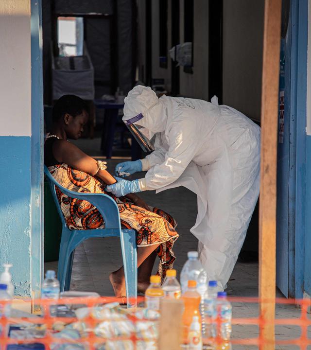 Eine medizinische Fachkraft entnimmt in der Demokratischen Republik Kongo Proben von einem Patienten, der an der Ebola-Virus-Krankheit leidet. 