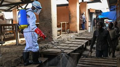 Ein Mitarbeiter des städtischen Reinigungsdienstes von Bunia sprüht Chlor zur Desinfektion des Zentralmarktes, während die Provinz Ituri weiterhin gegen einen Ebola-Ausbruch kämpft, in Bunia, Kongo, am 23.05.2026.