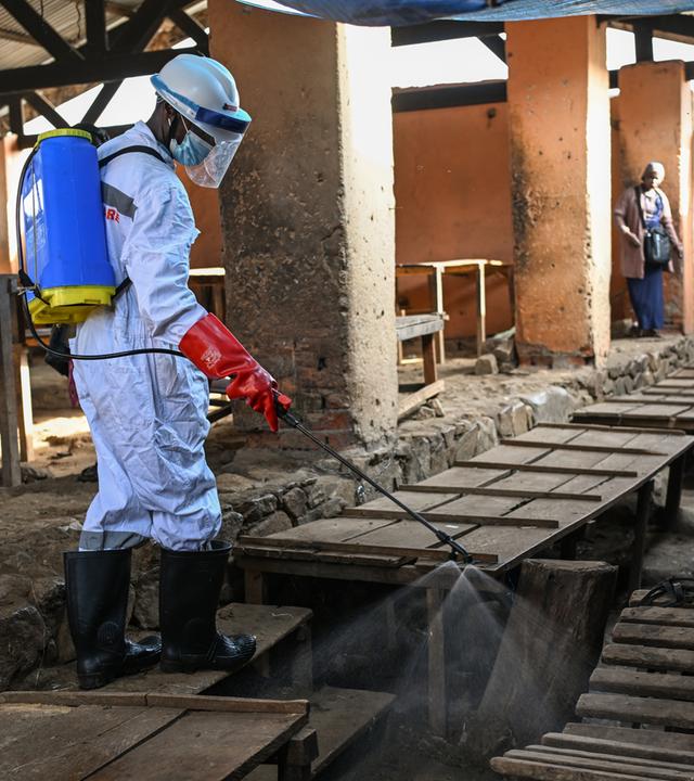 Ein Mitarbeiter des städtischen Reinigungsdienstes von Bunia sprüht Chlor zur Desinfektion des Zentralmarktes, während die Provinz Ituri weiterhin gegen einen Ebola-Ausbruch kämpft, in Bunia, Kongo, am 23.05.2026.