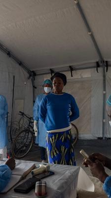 Eine Reisende wartet darauf, dass ihr von Gesundheitspersonal die Temperatur gemessen wird, nachdem sie am Anlegeplatz M’Poko Bac im Bezirk Bimbo südwestlich von Bangui angekommen ist.