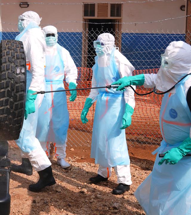 Medizinisches Personal desinfiziert einen Krankenwagen im Ebola-Behandlungszentrum des Allgemeinen Krankenhauses von Bunia. 