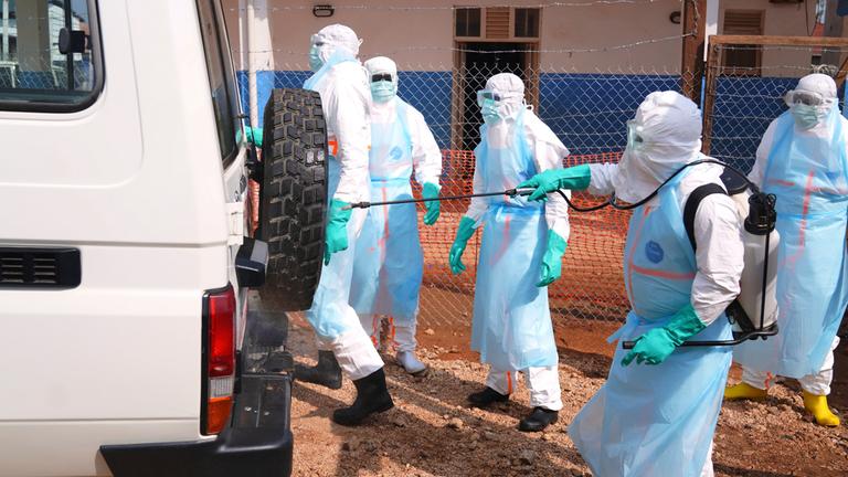 Medizinisches Personal desinfiziert einen Krankenwagen im Ebola-Behandlungszentrum des Allgemeinen Krankenhauses von Bunia. 