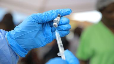 Ein Mitarbeiter des Gesundheitswesens verabreicht in der Provinz Nord-Kivu im Osten des Kongo eine Dosis des Impfstoffs «Ervebo» gegen das Ebola-Virus. 