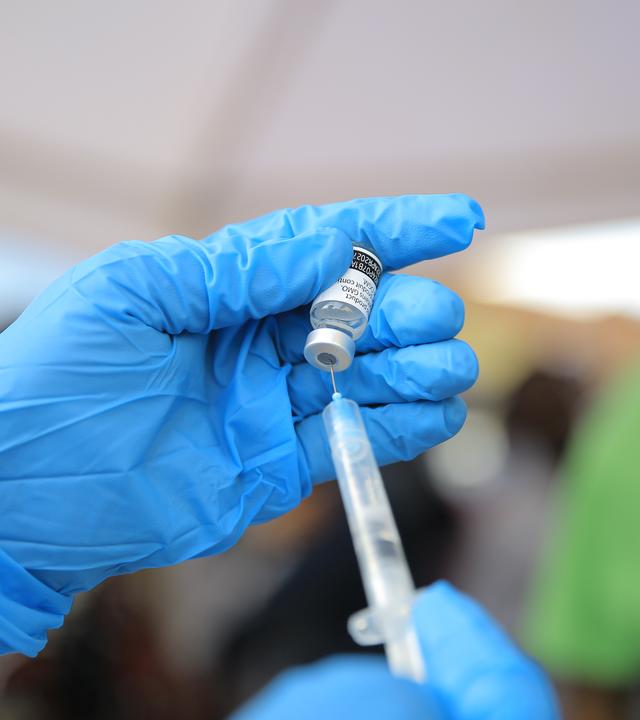 Ein Mitarbeiter des Gesundheitswesens verabreicht in der Provinz Nord-Kivu im Osten des Kongo eine Dosis des Impfstoffs «Ervebo» gegen das Ebola-Virus. 