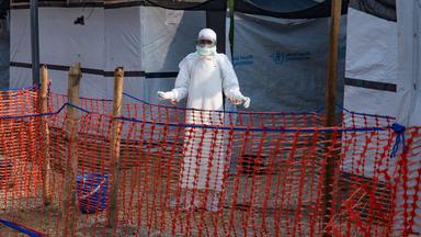 Ein Gesundheitshelfer desinfiziert in einem Ebola-Behandlungszentrum in der Demokratischen Republik Kongo. (Archiv)