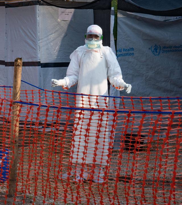 Ein Gesundheitshelfer desinfiziert in einem Ebola-Behandlungszentrum in der Demokratischen Republik Kongo. (Archiv)