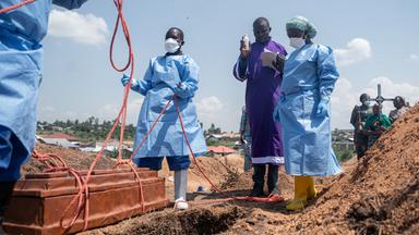 Auf dem Friedhof Mbiyo in Bunia bereiten Helfer der Internationalen Föderation der Rotkreuz- und Rothalbmondgesellschaften die Beerdigung eines vierten Ebola-Waisen vor.