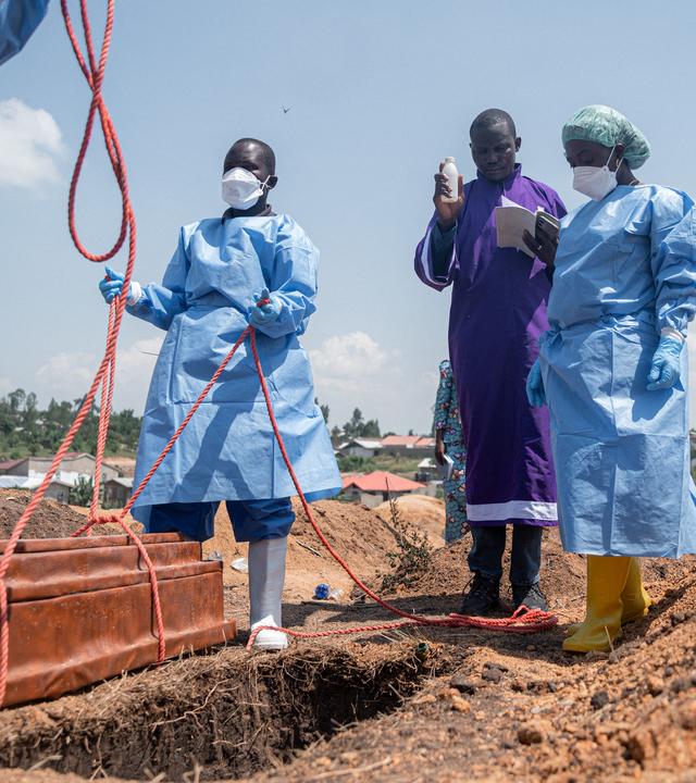Auf dem Friedhof Mbiyo in Bunia bereiten Helfer der Internationalen Föderation der Rotkreuz- und Rothalbmondgesellschaften die Beerdigung eines vierten Ebola-Waisen vor.