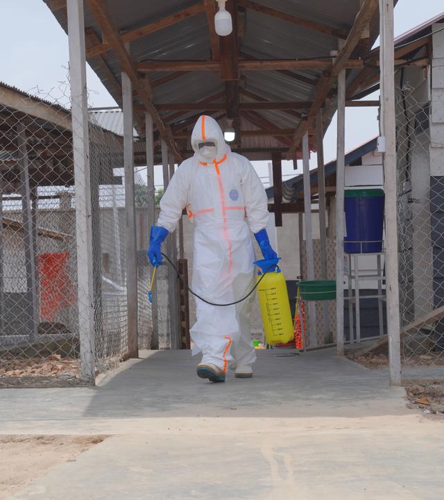 Ein Mitarbeiter des Gesundheitswesens sprüht im Ebola-Behandlungszentrum des Allgemeinen Krankenhauses im Osten des Kongo Desinfektionsmittel.