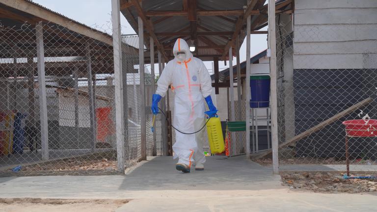 Ein Mitarbeiter des Gesundheitswesens sprüht im Ebola-Behandlungszentrum des Allgemeinen Krankenhauses im Osten des Kongo Desinfektionsmittel.