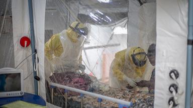 Medizinisches Personal untersucht am 18. Oktober 2026 einen infizierten Patienten in einem Ebola-Behandlungszentrum in Bunia, der Hauptstadt der Provinz Ituri in der Demokratischen Republik Kongo (DRC).