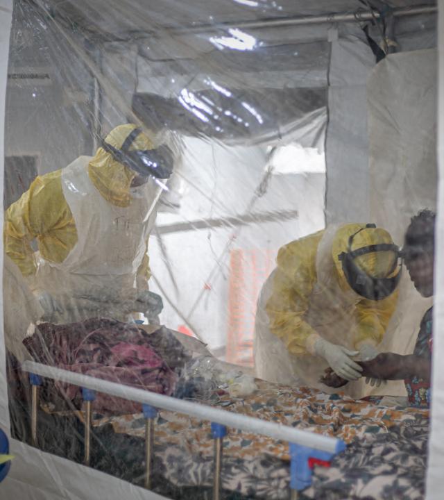 Medizinisches Personal untersucht am 18. Oktober 2026 einen infizierten Patienten in einem Ebola-Behandlungszentrum in Bunia, der Hauptstadt der Provinz Ituri in der Demokratischen Republik Kongo (DRC).