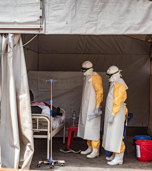 Demokratische Republik Kongo, Bunia: Mitarbeiter der Hilfsorganisation Ärzte ohne Grenzen (MSF) arbeiten in der Provinz Ituri im Einsatz gegen die Ebola-Epidemie.