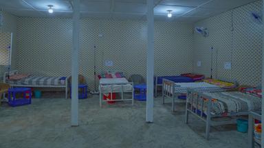 Im neu eröffneten Ebola-Behandlungszentrum in Rwakole, Bunia (Demokratische Republik Kongo), werden am 4. August 2026 Betten für Ebola-Patienten aufgestellt.