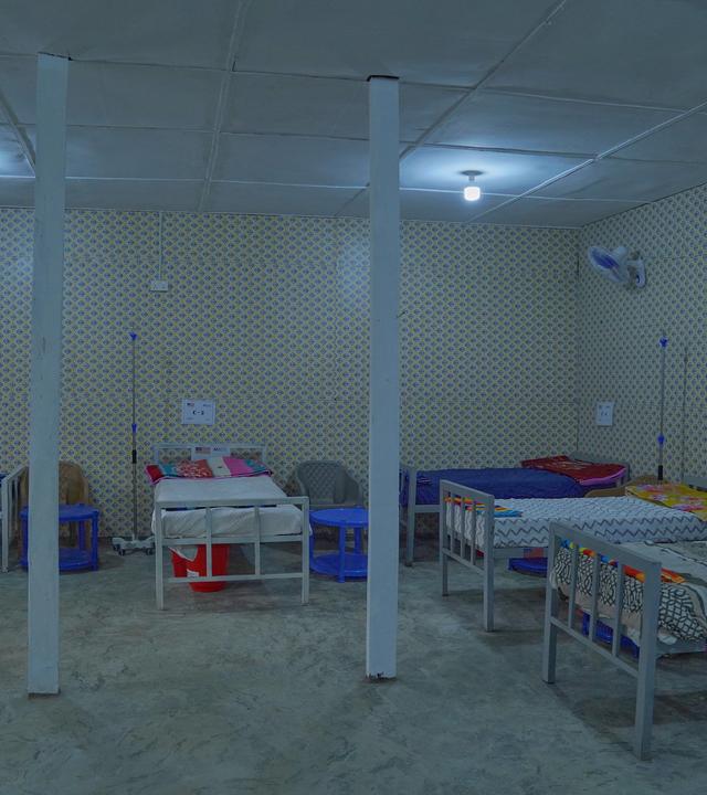 Im neu eröffneten Ebola-Behandlungszentrum in Rwakole, Bunia (Demokratische Republik Kongo), werden am 4. August 2026 Betten für Ebola-Patienten aufgestellt.