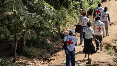 Demokratische Republik Kongo, Bunia: Freiwillige des Roten Kreuzes sind bei einem Einsatz zur Sensibilisierung der Bevölkerung während des Ebola-Ausbruchs in Bunia unterwegs