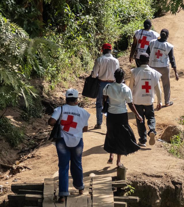 Demokratische Republik Kongo, Bunia: Freiwillige des Roten Kreuzes sind bei einem Einsatz zur Sensibilisierung der Bevölkerung während des Ebola-Ausbruchs in Bunia unterwegs