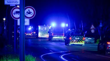 Berlin: Ein Konvoi aus Polizei und Feuerwehrautos mit einem US-amerikanischen Ebola-Patienten aus dem Kongo kommt am Charite Campus Virchow Klinikum an