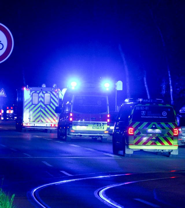 Berlin: Ein Konvoi aus Polizei und Feuerwehrautos mit einem US-amerikanischen Ebola-Patienten aus dem Kongo kommt am Charite Campus Virchow Klinikum an