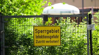  Ein Schild mit der Aufschrift "Sperrgebiet Infektionsgefahr - Zutritt verboten!" ist auf dem Charité-Gelände an einem Zaun angebracht. 