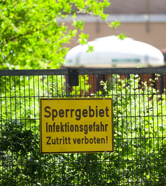  Ein Schild mit der Aufschrift "Sperrgebiet Infektionsgefahr - Zutritt verboten!" ist auf dem Charité-Gelände an einem Zaun angebracht. 