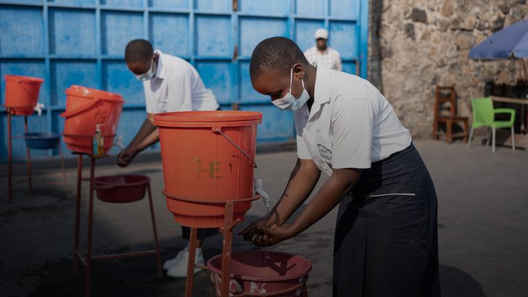 Anwohner waschen sich am 19.05.2026 in Goma, Demokratische Republik Kongo (DRK), unter Anleitung von medizinischem Personal die Hände. 