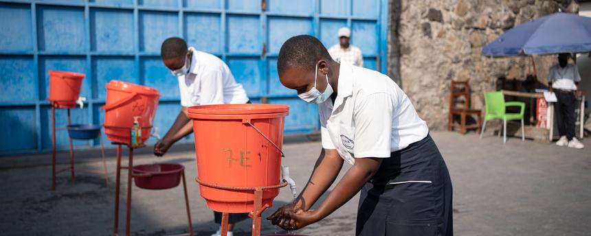 Anwohner waschen sich am 19.05.2026 in Goma, Demokratische Republik Kongo (DRK), unter Anleitung von medizinischem Personal die Hände. 