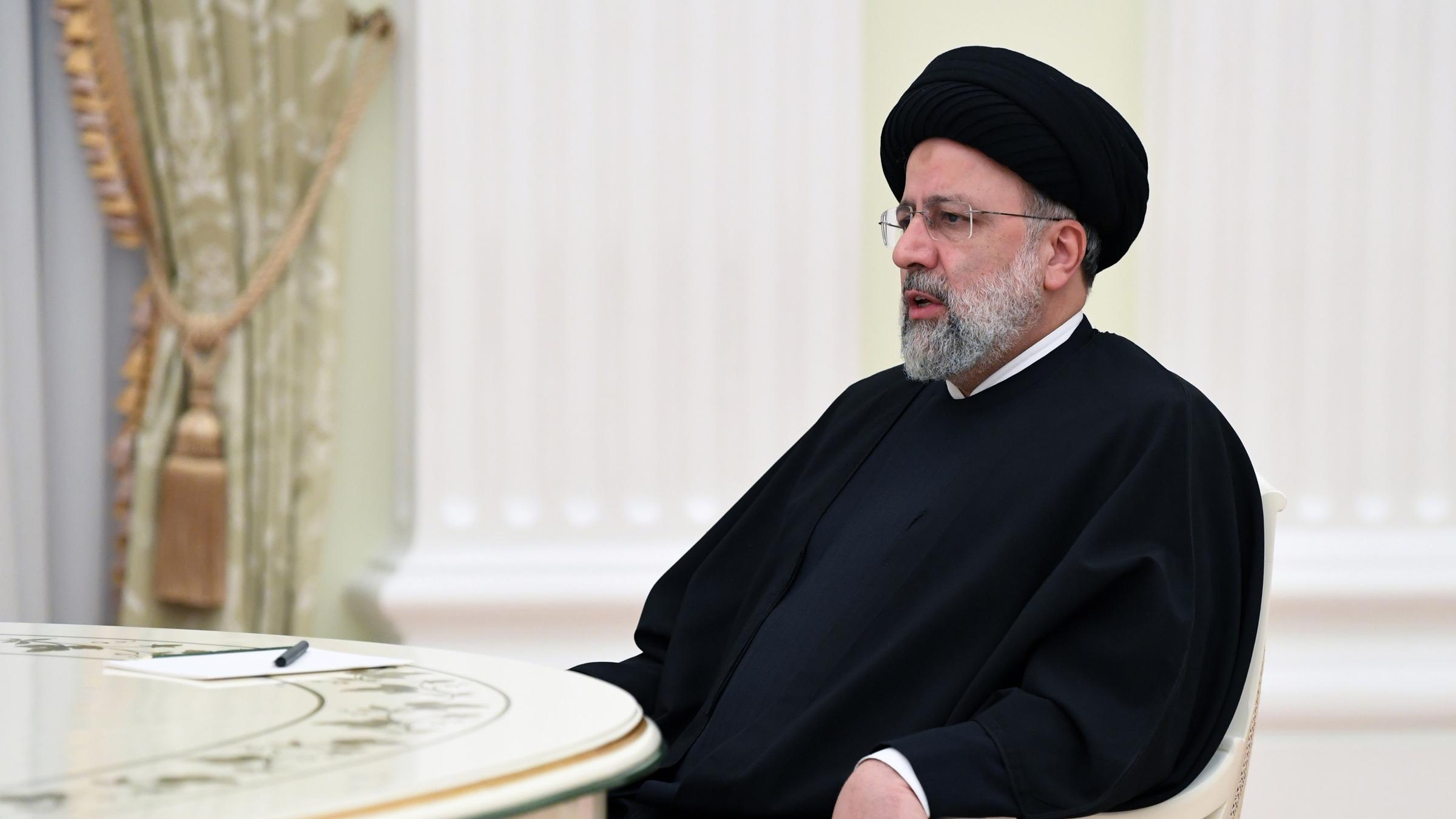 Russland, Moskau: Ebrahim Raisi, Präsident des Iran, nimmt an einem gemeinsamen Treffen mit Präsident Putin im Kreml teil.