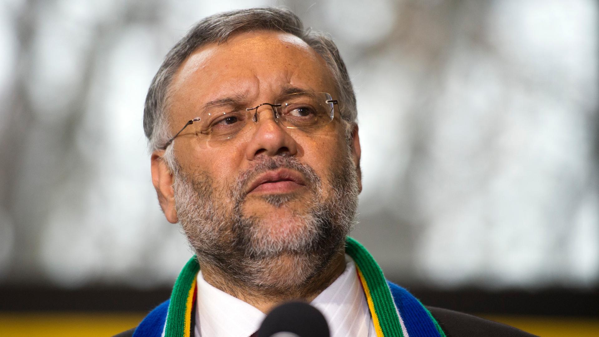 Ebrahim Rasool, Botschafter von Südafrika in den USA, spricht in der südafrikanischen Botschaft in Washington.