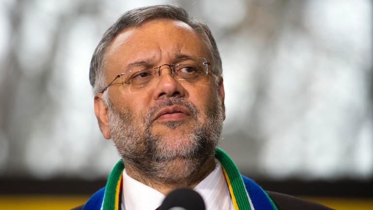 Ebrahim Rasool, Botschafter von Südafrika in den USA, spricht in der südafrikanischen Botschaft in Washington.