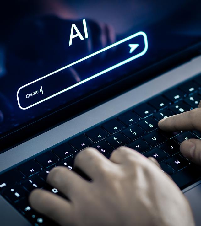 KI-Prompt zur Erstellung von Inhalten oder Texten mit Laptop und künstlicher Intelligenz.