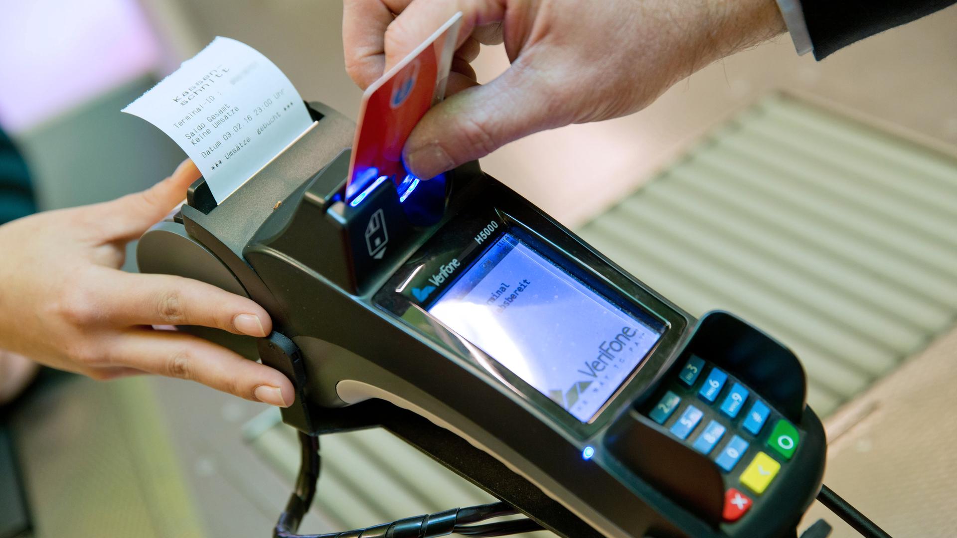 Ein Kunde zahlt mit einer EC-Karte an der Kasse