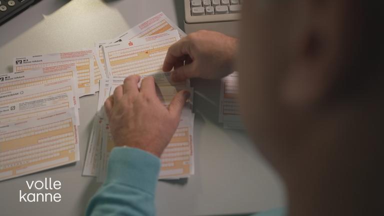 Leere Überweisungen liegen auf einem Schreibtisch