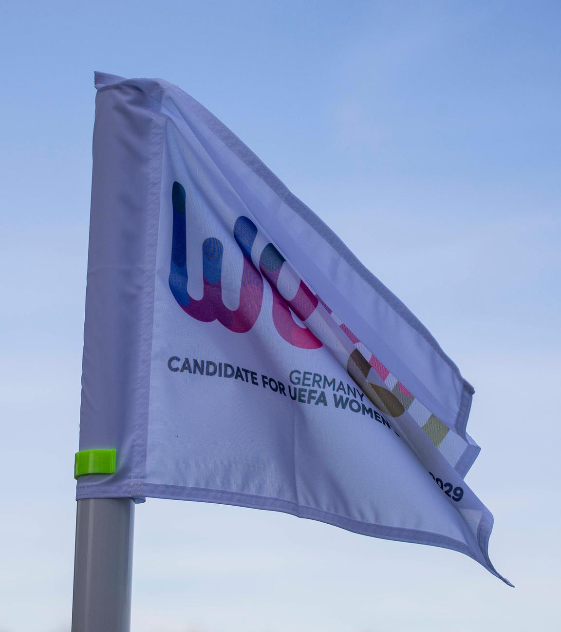 Eckfahne DFB Aktionsspieltag Kandidatur Frauen WM. 